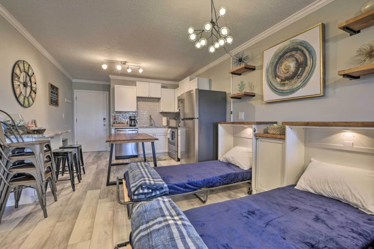 Beachfront Condo w/ Balcony: Walk to Apache Pier