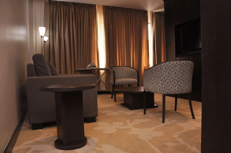 Golden Tulip Oniru Suites