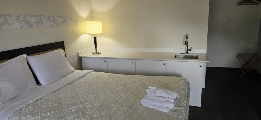 6032 Persepolis Inn