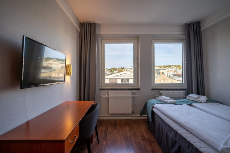 Enter Amalie Hotel