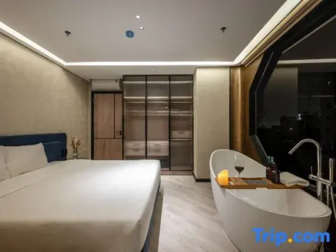 2 Bedrooms Standard Penthouse room with lake view