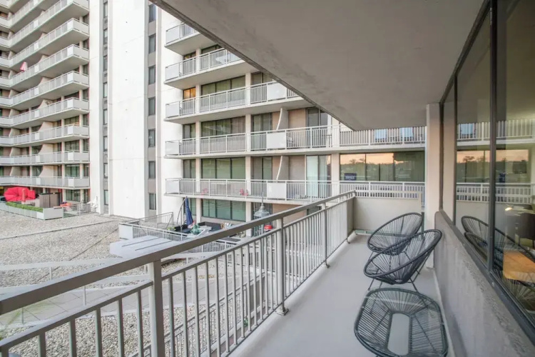 Modern Apt Near Airport & Metro