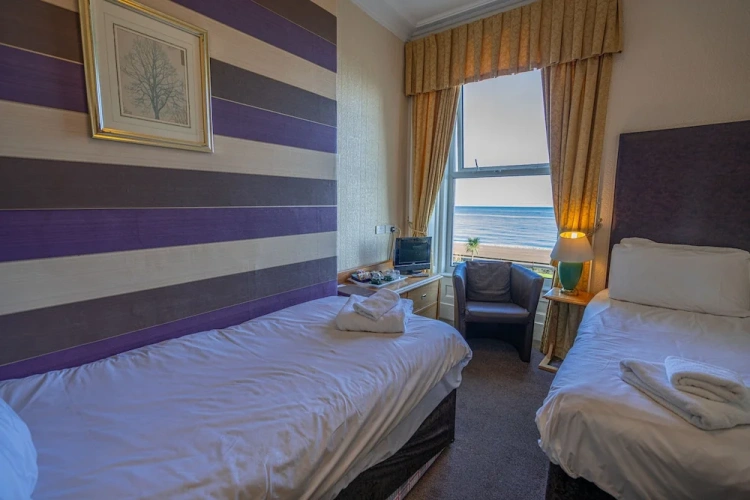 Standard Twin room with sea view