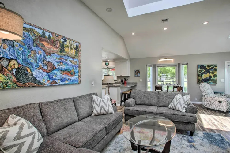 All-seasons Chewelah Home: Fish, Golf & Ski!