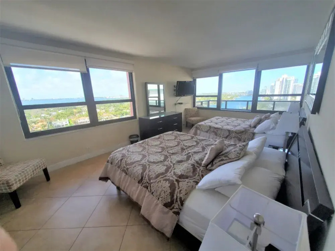 Alexander 1620 3 Bedroom Apts by RedAwning