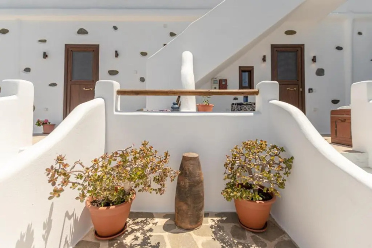 White Luxurious Apartment IΙI