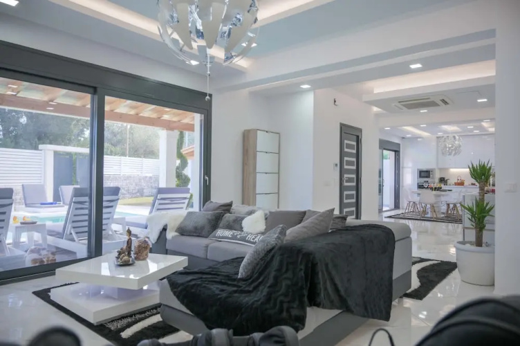 6 Bed Villa - Sleeps 15 - Pets - Pool - Jacuzzi
