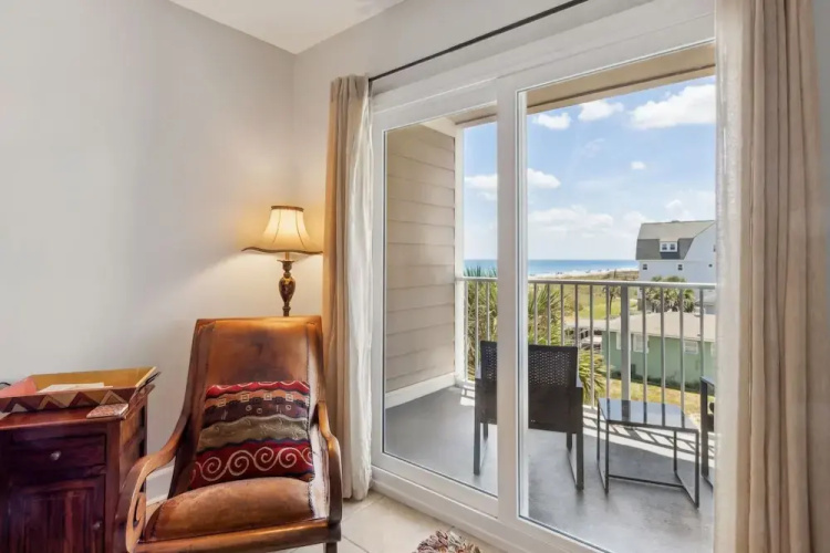 Vintage Ocean View Paradise - 1BR - Beachfront