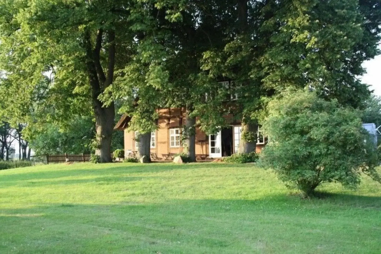 Bauernhaus am Fluss