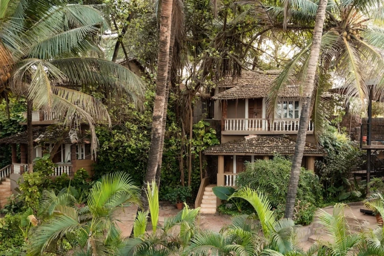 Bungalow with balcony and with partial sea view