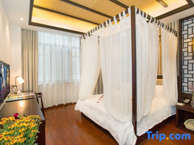 Standard Twin room with view