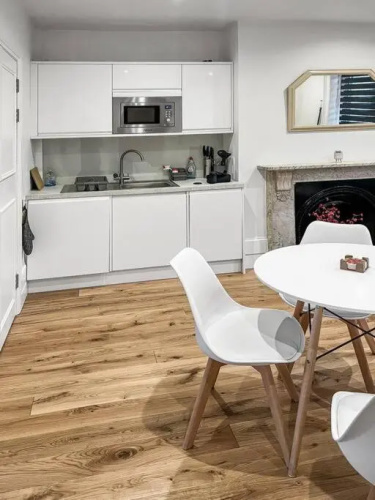 Bright and spacious 1-BDR flat w/ free parking