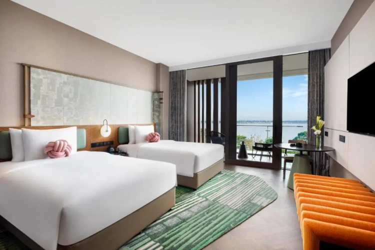 Standard Twin room with lake view