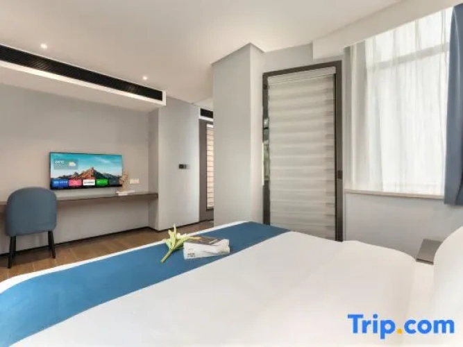 1 Bedroom Suite with street view