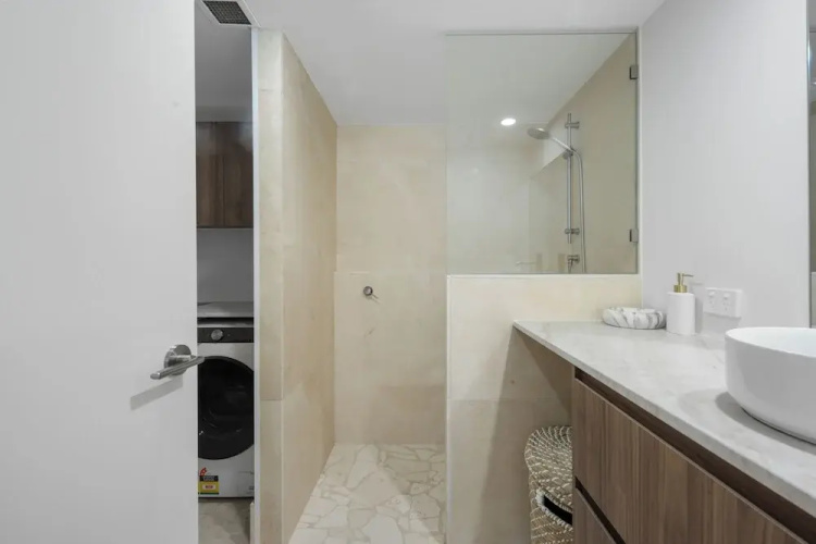 Burleigh Breeze 2 Bed Beach Walk