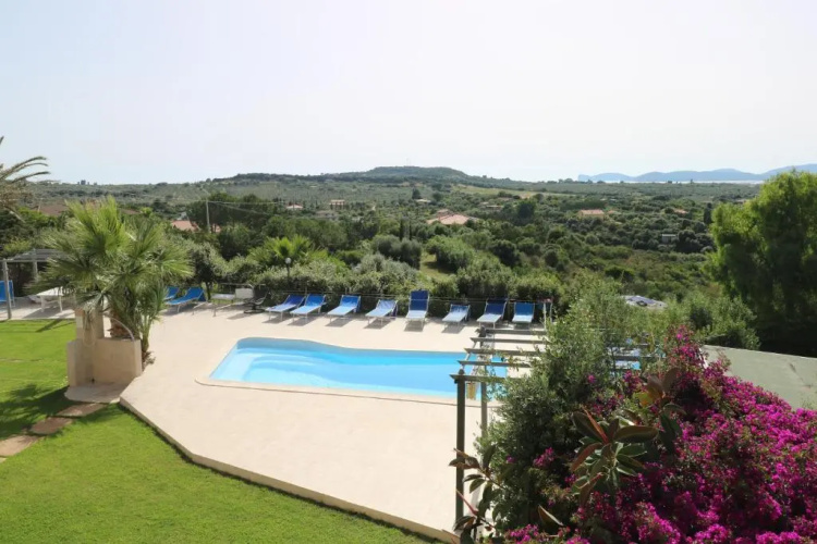 Carlo Apartments