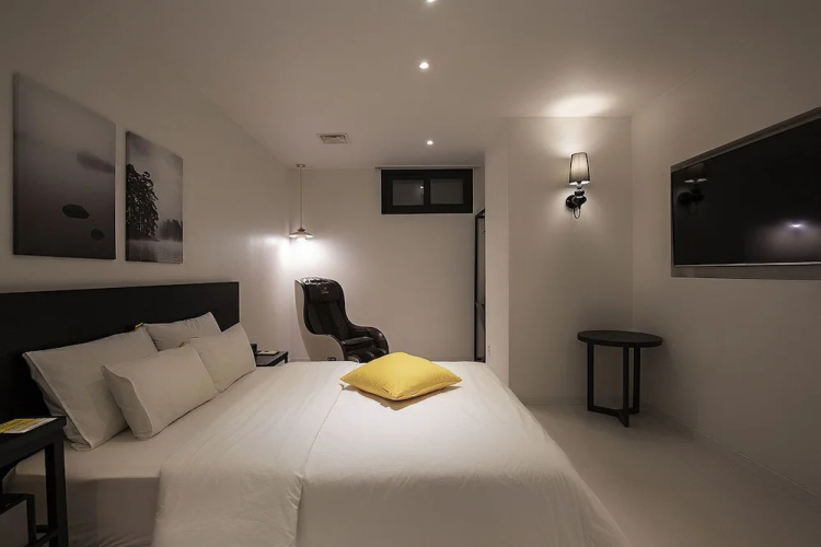 Yellow 8 Hotel