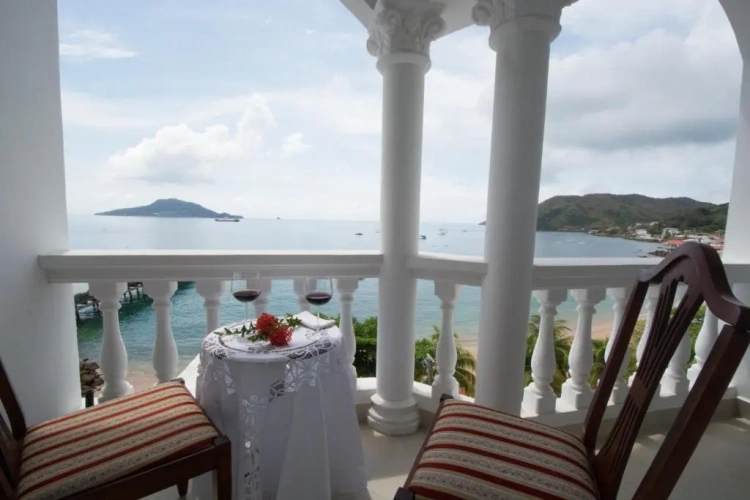 Deluxe Double room with balcony and with partial sea view