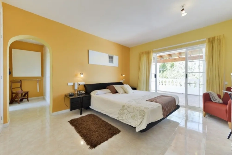 6 Bedrooms Villa