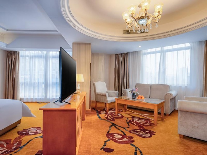Deluxe Double Suite with street view