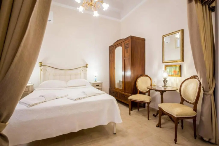 Neoclassical apartment with 2 bedrooms in Piraeus