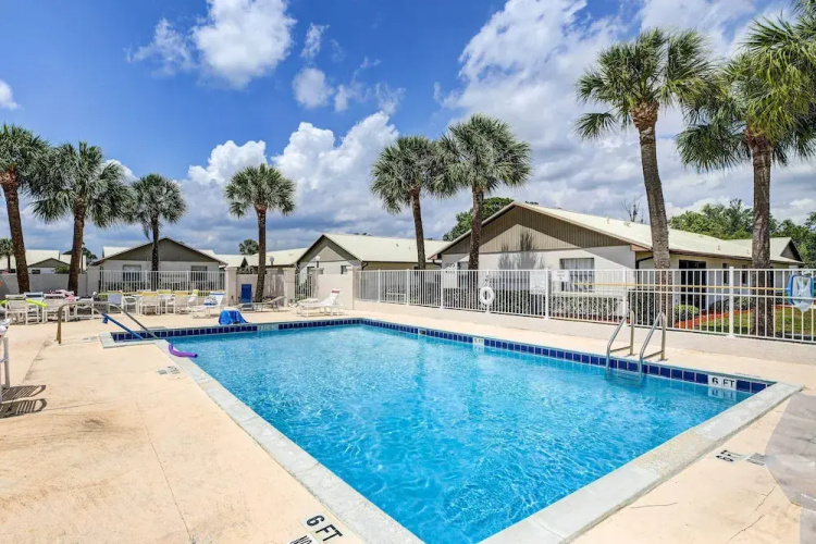 Screened Patio & Grill at Sebring Resort Community