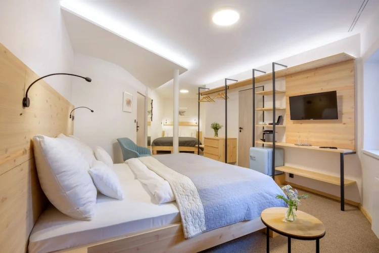 1 Bedroom Standard Quadruple Family room