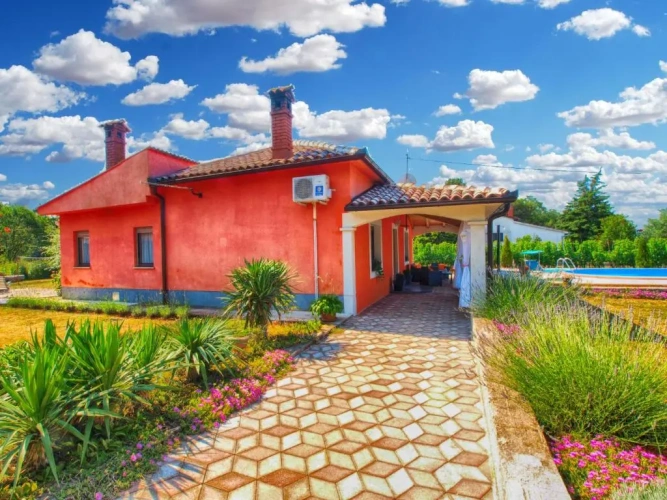 3 Bedrooms Cottage