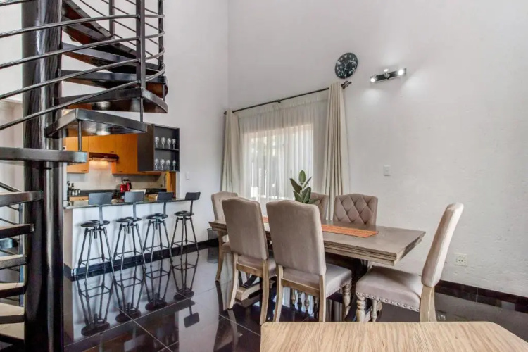 Upmarket Sandton apartment