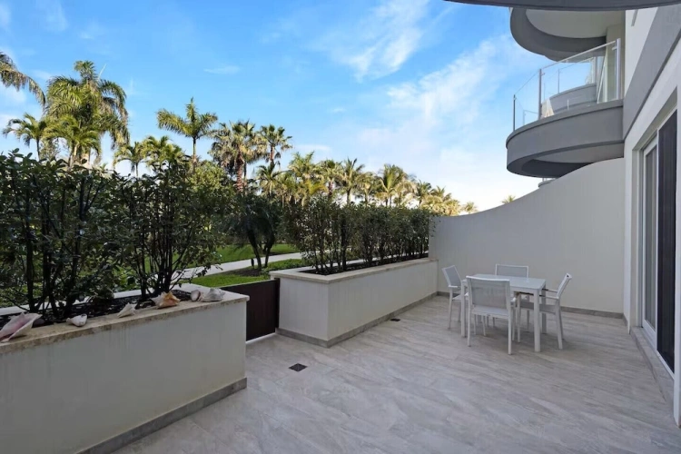2 Bedrooms Apartment with balcony and with garden view