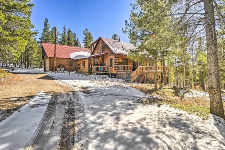 Deck, Fire Pit & Grill: Log Cabin in Black Hawk