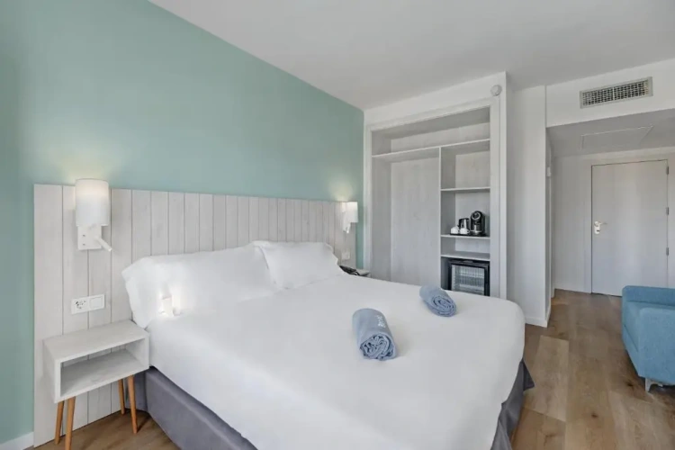 Superior Connecting room