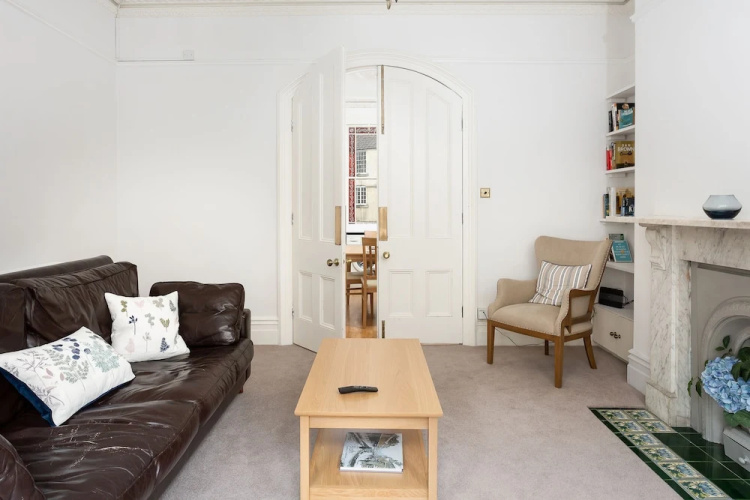 Bright Central Apartment