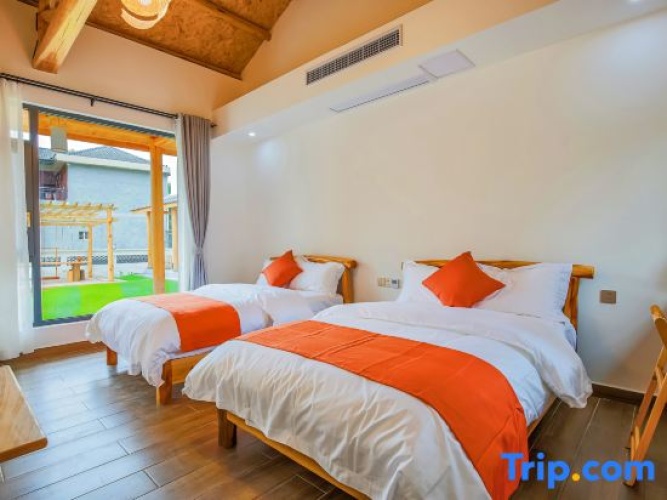 Standard Twin room with courtyard view