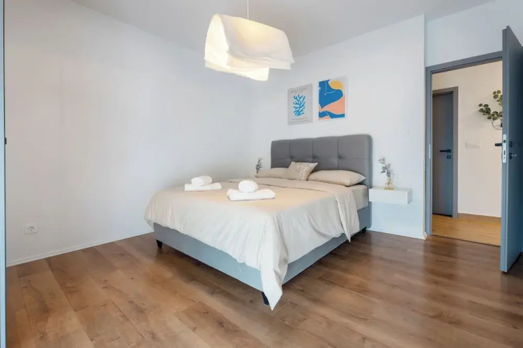 Modern apt With Balcony, 12 min Walk to the Beach
