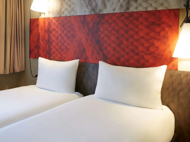 Ibis Paris Canal Saint Martin - Image 13