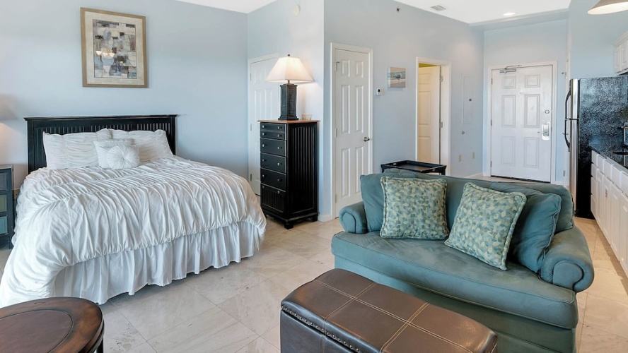 Charming Studio for 2 - Pool Views - Next Door to Alys!