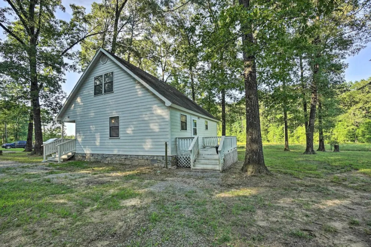 Peaceful Broken Bow Cottage w/ Fire Pit!