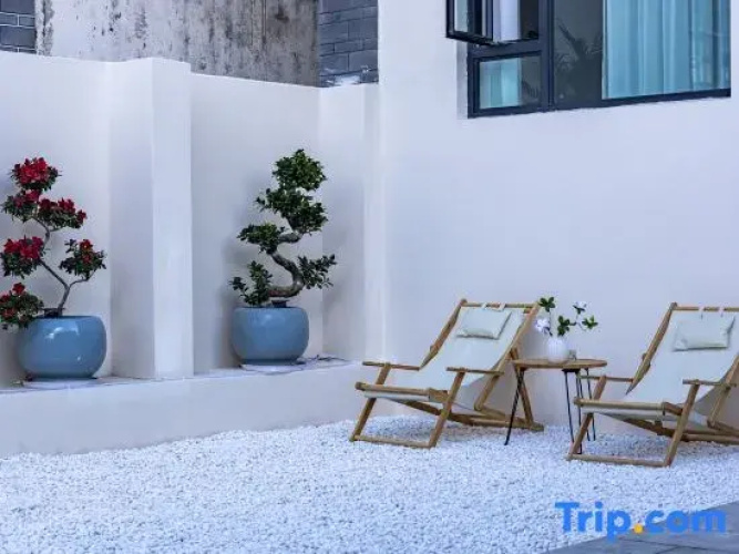 Re-visit the sea view courtyard