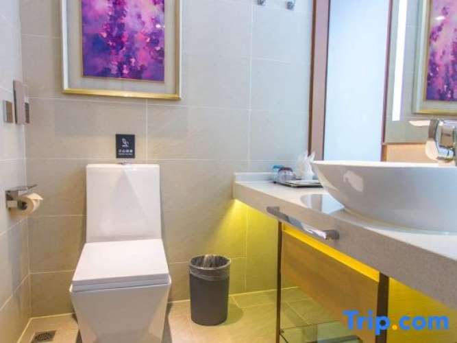 Superior Twin Suite with street view