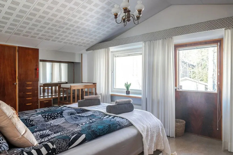 Lakefront House with 5 BR and Sauna