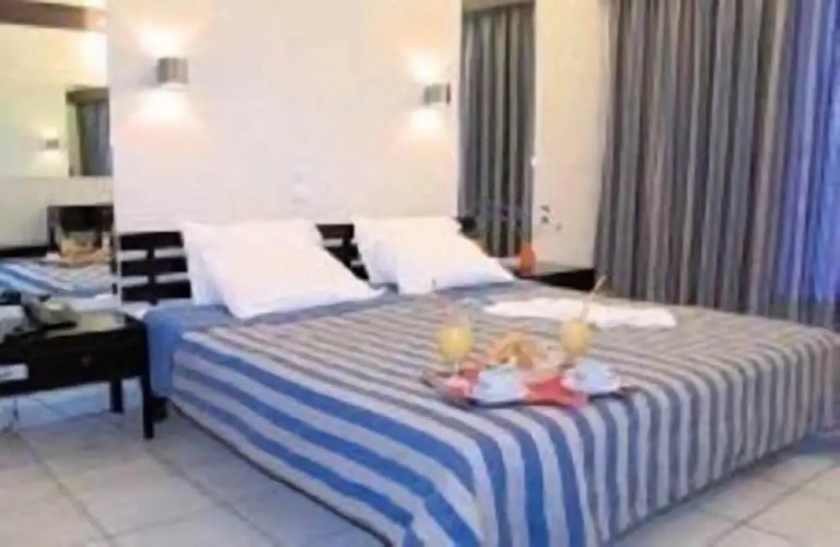 Standard Double room with partial sea view
