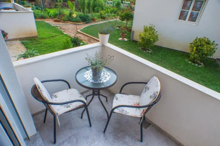 Studio with garden view