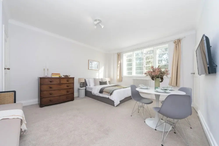 Beautifully Presented Centrally Located Studio apt