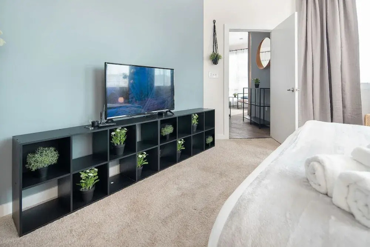Uptown 1st Ward Corner Unit Superior 2BD Apt