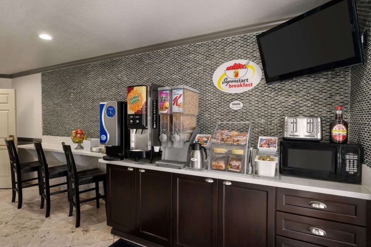 Super 8 by Wyndham Santa Clarita/Valencia photo 12