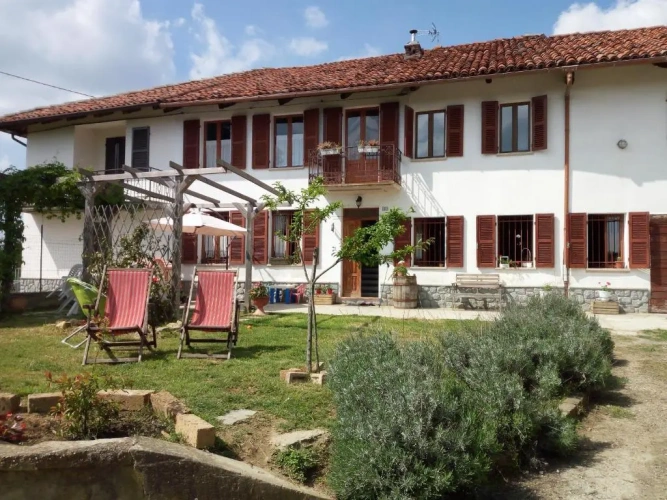 5 Bedrooms Cottage