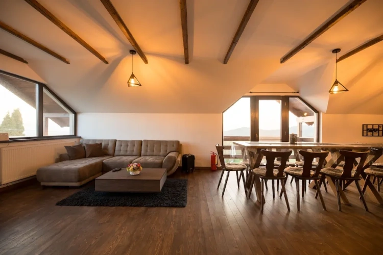 6 Bedrooms Villa
