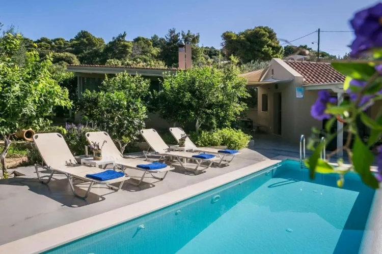 2 Bedrooms Villa