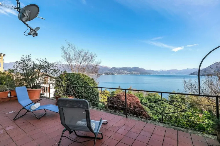 Infinity Lake View Terraced Casa